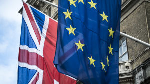Kvällens omröstning föregicks av en debatt där EU-parlamentarikerna hade möjlighet att reflektera över brexitprocessen och förhandlingarna med Storbritannien. Storbritanniens och EU:s flaggor bredvid varandra utanpå en byggnad.
