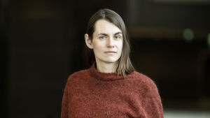 Ohjaaja Anna-Karin Grönroos on aiemmin tehnyt elokuvia ympäristöstä, muun muassa dokumentin Ekopolis. Närbild på dokumentärfilmsregissören Anna-Karin Grönroos.