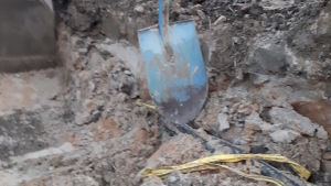 Det är tydligt att kabeln inte lågt på ett säkert djup på Abrahamssons åker. En elkabel som grävts fram på åkermark. Bredvid kabeln ett spadblad som visar att den inte ligger mycket djupare än spadens djup.