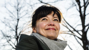 Kirsi Piha, Samlingspartiets borgmästarkandidat i Helsingfors, överraskade förra veckan med nyheten om att hon hoppar av Helsingfors borgmästarval. Kokoomuksen Kirsi Piha valokuvattiin Kirjailijanpuistossa Töölössä helmikuun 2021 alussa.