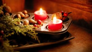 Tända ljus är mysigt i advent men se till att du kommer ihåg att släcka ljusen då du lämnar rummet. Stämningsfull bild i jultider.