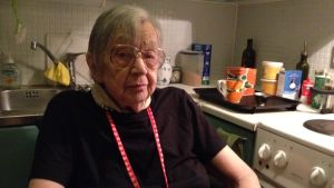Det går inte att vända sig i köket med rullstol, här har Ulla Ekman backat in där med stolen. Det är trångt i köket för 88-åriga Ulla Ekman, som sitter i rullstol.