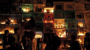 Miljoner katolska filippiner tar sig till kyrkorna för att tända ljus till minne för sina döda anhöriga. Bild från Manila 2014. Kyrka i Manila i Filippinerna under alla helgons dag