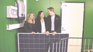 Mikaela Holmström och Frank Hoverfelt från Ekenäs Energi och Anu Areva från Areva Solar visar upp en solpanel. Mikaela Holmström och Frank Hoverfelt från Ekenäs energi och Anu Areva från Areva Solar står vid en solpanel.