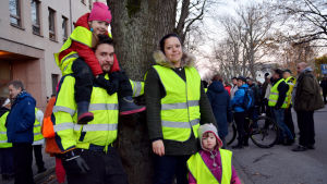 Familjen Ahlfors ville visa sitt stöd för Roxx genom att demonstrera. Från vänster Tommy med Sophia på axlarna, Marleen och Ronja. Familjen Ahlfors står vid ett stort träd, från vänster Tommy med Sophia på axlarna, Marleen och Ronja. I bakgrunden står en del människor.