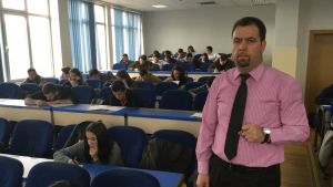 Afrim Hoti övervakar tentamen på Pristina universitet Professor Afrim Hoti övervakar tentamen på Pristina universitet