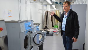 Stadsteaterns tekniska chef Juhani Koski. Åbo stadsteaters tekniske chef Juhani Koski visar Åbo stadsteaters nya tvättrum.