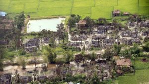 Hundratals rohingya-byar har bränts ner under våldsamheterna som FN kallar ett läroboksexempel på etnisk rensning. Den burmesiska armén anklagar militanta rohingyer för att ha massakrerat 45 hinduer och för att ha bränt deras by i Rakhine