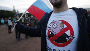 Oppositionsaktivist deltar i en demonstration i S:t Petersburg på president Vladimir Putins födelsedag den 7 oktober.
