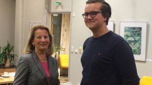 Både Inger Wretdal som varit med länge i politiken och Fredrik Simola som sitter sin första period tyckte att fullmäktige borde ha beviljat pengar för en lätt renovering av Almahemmet nu och inte igen skjuta upp beslutet. Kvinna och ung man i fullmäktigesal.