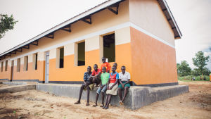 Fler och bättre klassrum behövs för att trygga undervisningen. Kyrkans utlandshjälp bidrar bland annat genom Näsdagskampanjen till utbildningsprojekt för flyktingar i Uganda. Fler och bättre klassrum behövs för att trygga undervisningen. Kyrkans utlandshjälp bidrar bland annat genom Näsdagskampanjen till utbildningsprojekt för flyktingar i Uganda.