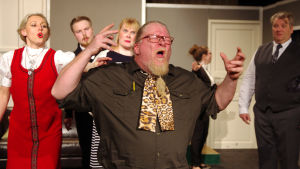 Tom Pallas, i förgrunden, har i många år spelat på Lurens sommarteater. AV-teaterns pjäs Skvaller.