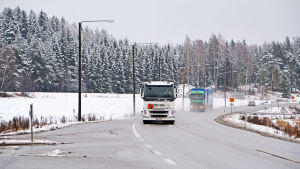 Polisen övervakar tunga trafiken denna vecka. Lastbilar kör i vägkorsning