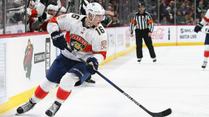 Aleksander Barkov glänser på flera fronter. Aleksander Barkov med pucken.