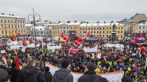 Demonstrationen mot aktiveringsmodellen ordnades på fredag. Aktiivimallia vastustava mielenosoitus Helsingin Senaatintorilla.