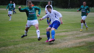 Sportplanen i Österby används bland annat för fotboll. Bilden är från 2013. Män som spelar fotboll på en gräsplan.