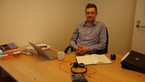 Jonathan Andersson grundade sitt juristbolag vid årsskiftet och har sedan dess hyrt ett rum på ett kontorshotell i Borgå centrum. en man som sitter vid ett arbetsbord