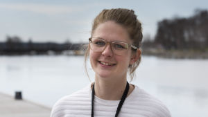 Engagemanget i studentkåren har bland annat lärt Jutta Maunula att hantera stress och kommunikation med olika sorters personer. Ung kvinna på brygga
