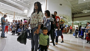 Trumps immigrationspolitik har orsakat spänningar med Mexiko. Immigranter vid mexikanska gränsen