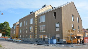 Det moderna trähuset "Hilla" förväntas bli klart i september, oktober i höst. det ännu ofärdiga trähöghuset "hilla"