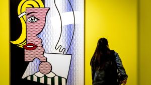 Roy Lichtensteins verk Puzzle Portrait utställt i Amsterdam. Lichtenstein har också använt sig av antikens grekland i sin konst. Roy Lichtensteins verk "Puzzle Portrait" hänger på en gul vägg.