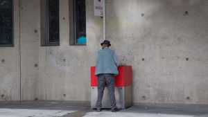 Öppna pissoarer har installerats i Paris för att få bukt med män som kissar på gatorna.