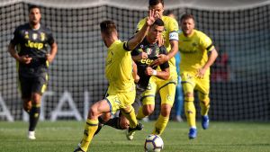 Ronaldo hade svårt att komma fram. I bakgrunden Perparim Hetemaj. Cristiano Ronaldo spelar för Juventus.