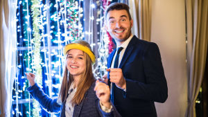 "Här står vi och är så lyckliga och lyckade!" Lyckligt par dansar framför ett fönster.