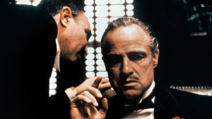De kända Gudfadern-filmerna går att se på den nya Paramount+-tjänsten. Marlon Brando spelar Don Vito Corleone i filmen Gudfadern