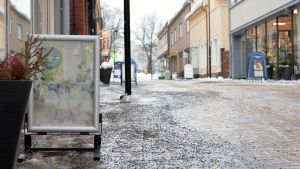 Det är bäst om skyltarna står nära affären, tycker Görans Sjöstedt på Svenska Synskadade i Västnyland rf. Skyltar på en gågata som är isbeklädd och har sandats. Himlen är grå.