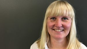 Petra Oksanen, föreståndare vid Barnavårdföreningens daghem Anna i Helsingfors Närbild på en medelålders kvinna som tittar in i kameran