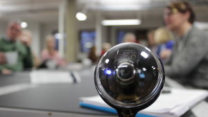 Debatten på yrkeshögskolan Novia i tisdags strömmades i realtid av tankesmedjan Agenda. Den går att se på också i efterhand på Agendas Facebook-sida. Videokamera som direktsänder en debatt