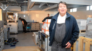 Hans Lundström avslutar sin karriär inom restaurangbranschen på Fyren. Köksmästare Hans Lundström i ett halvfärdigt kök.