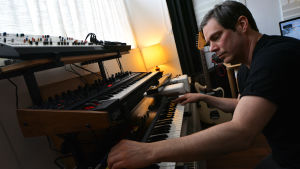 Jukka Rintamäki har sina synthar färdigt uppkopplade att användas. jukka rintamäki