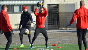 Emil Öhberg är målvakt och lagkapten i FF Jaro. Emi Öhberg i målvaktsträning.