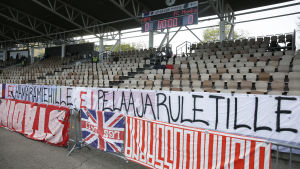 HIFK:s fans protesterade genom att hålla sig borta från läktaren under matchens första tio minuter mot Honka. Tom läktare på Tölö fotbollsstadion.