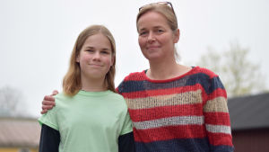 Ada Westerberg och hennes syster får hjälp av mamma Pia Westerberg. Ada Westerberg och Pia Westerberg står bredvid varandra och tittar in i kameran.