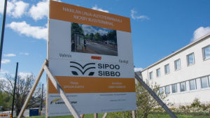 Den gamla skylten har uppdaterats med en ny information om när bussterminalen är färdig nickby bussterminal