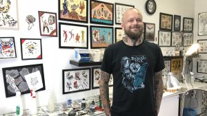 Det lönar sig att bekanta sig med tatuerarens stil, förklara vad man vill ha och sedan låta tatueraren göra bilden på sitt sätt i stället för att göra en rak kopia på en bild från internet, tipsar Anton Holmberg. Porträtt av Anton Holmberg.