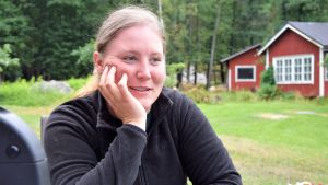 Beslutet över att ta över föräldrarnas livsverk växte fram, även om tanken redan fanns som barn. Emmi Nurmi har får på Bovik gård i Snappertuna, Ekenäs.