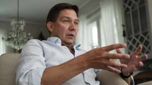 Thomas Blomqvist säger att han kommer att framföra till myndigheterna att informationsgången måste vara snabb och att de måste rätta till sådana här problem så snabbt som möjligt. Thomas Blomqvist sitter och gestikulerar.