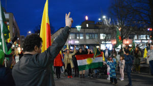 Under demonstrationen hölls det tal och musik spelades. Många kurder deltog i torsdagens demonstration framför köpcentret Lundi i Borgå. demonstranter