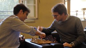 Federico Gelsi (tv) studerar ekonomi och Nicola Petrucco juridik. De är båda aktiva i studentkåren Studerande spelar schack vid universitetet Sant'Anna i Pisa