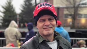 Trumpsupportern Glen Fogerty. Trumpsupportern Glen Fogerty. Mannen haren röd Trump-keps på sig.