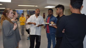 Dansarna från Sri Lanka kan prata sitt eget modersmål med Sathis Hettithantri som är en av Hurja Piruettis danslärare. Han är också en av projektledarna för det nya samarbetet med Sri Lanka. Derana tv:s producent Pathirannahalage Keerthi Nandana (i blå skjorta) filmar dansarna under några veckor. Hurja Piruetti i Karis har besök av dansare från Sri Lanka.