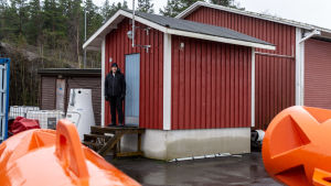 I det lilla röda huset finns mareografen. Jan Pihlström vid mareografskjulet.