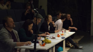 Domarna serverades bananer och andra godsaker. I juryn satt bibliotekarien Tobias Larsson, modersmålsläraren Maria Ahvonen, Hbls ledarskribent Torsten Fagerholm och Svensk Ungdoms ordförande Frida Sigfrids. Debatt-tävlingen 2020