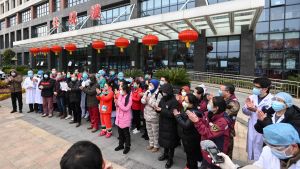 Patienter som har tillfrisknat i ett sjukhus i Wuhan, tackar sina läkare och sjukskötare för vården. Patienter som har tillfrisknat i ett sjukhus i Wuhan, tackar sina läkare och sjukskötare för vården.
