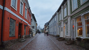 Var skulle du hellre vara: hemma under en filt eller ute i regnet? En regnig gata i Borgå gamla stad.