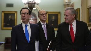 Förhandlingarna var långa och svåra, men finansminister Steven Mnuchin (till vänster) fick till slut rätt att dela ut 500 miljarder dollar i stöd åt större företag. Förhandlingarna var långa och svåra, men finansminister Steven Mnuchin (till vänster) fick till slut rätt att dela ut 500 miljarder dollar i stöd åt större företag.
